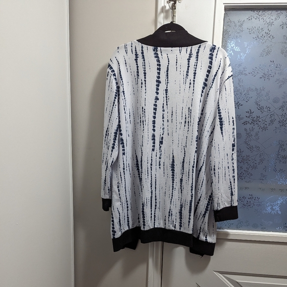 Floral Blooming cardigan / Coverup. XL. Navy, White And Black. - Picture 2 of 3
